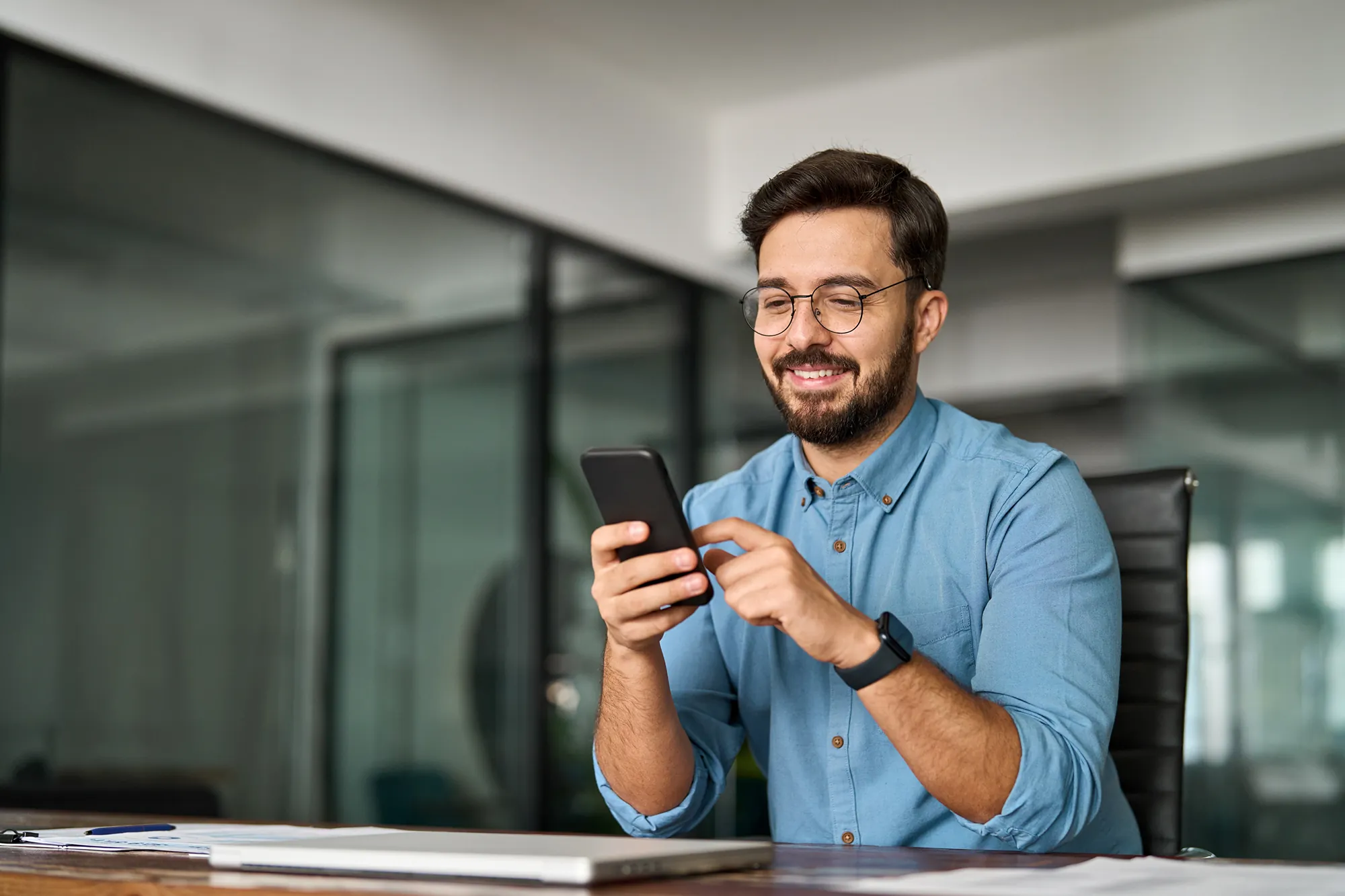 Muslim man using a halal automated investing platform